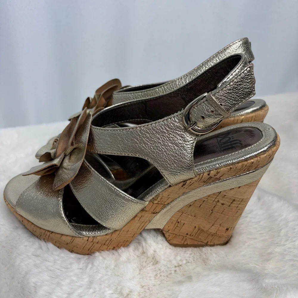 Sofft Womens Gold Metallic Leather Floral Cork Wedge Sandals 9.5M 1256495 CBHK11